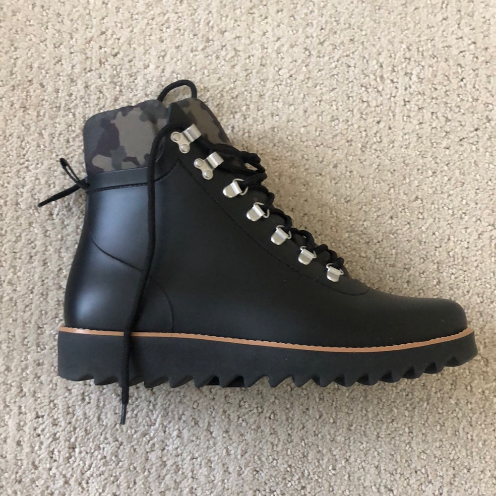 Bernardo Winnie Waterproof Boot Women’s Sz 9
